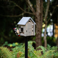 Multiholk Modern Nordic Wildlife Garden│art. WG1112│op paal in tuin met specht
