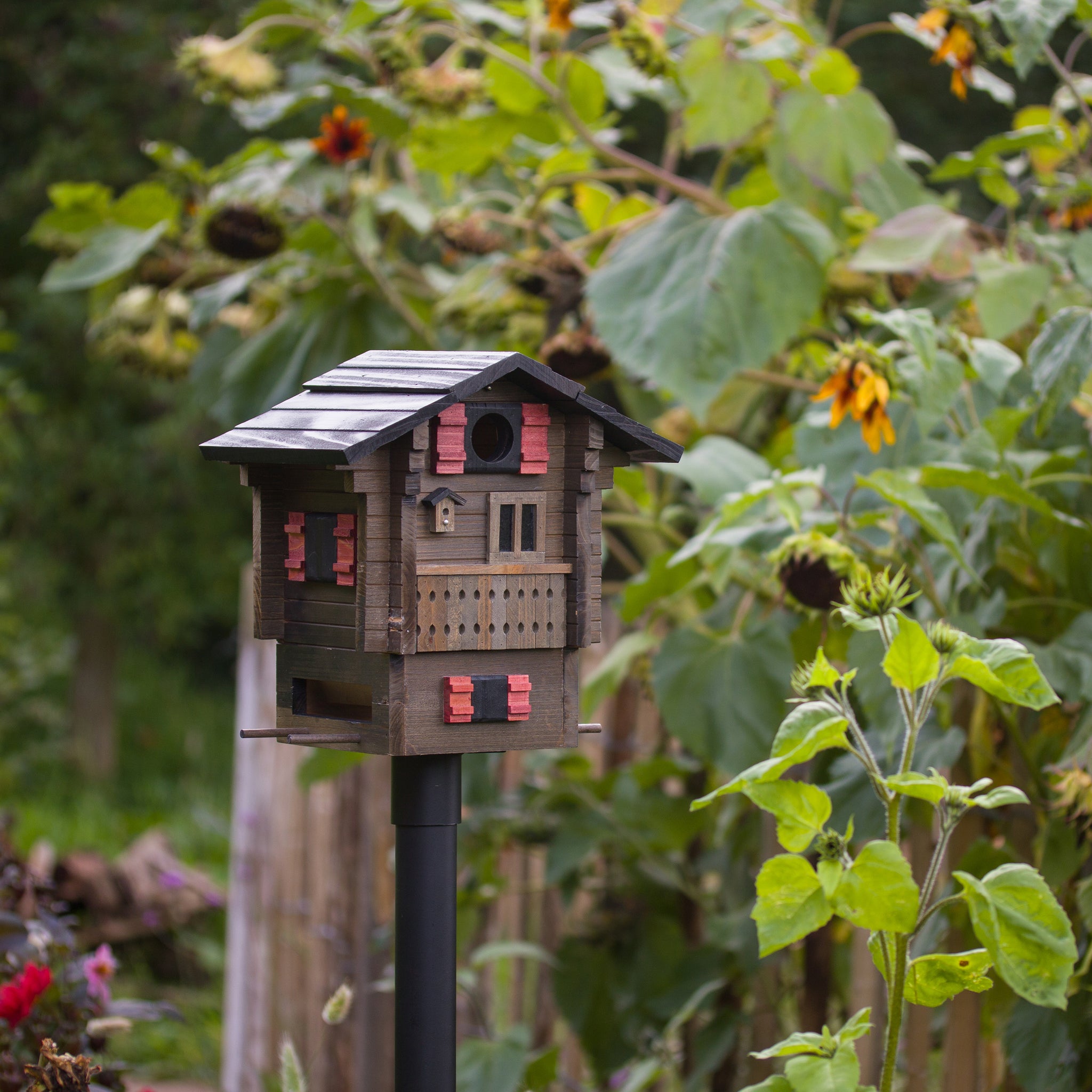 Multiholk Berghut Vogelhuisje│art. WG215│Wildlife Garden│op metalen paal in tuin met zonnebloemen