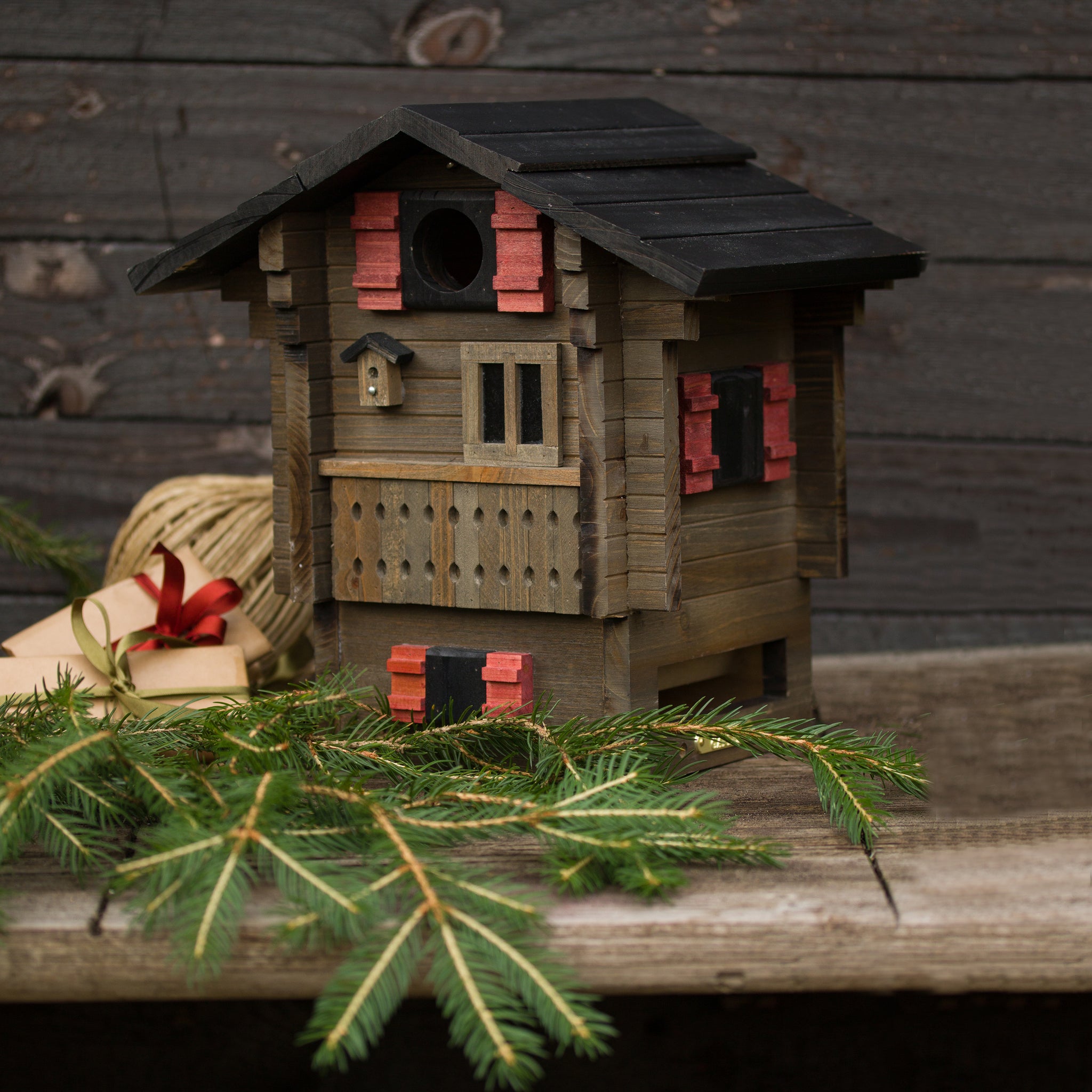 Multiholk Berghut Vogelhuisje│art. WG215│Wildlife Garden│op houten tafel met dennetak