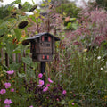 Multiholk Berghut Vogelhuisje│art. WG215│Wildlife Garden│op metalen paal in tuin met bloemen