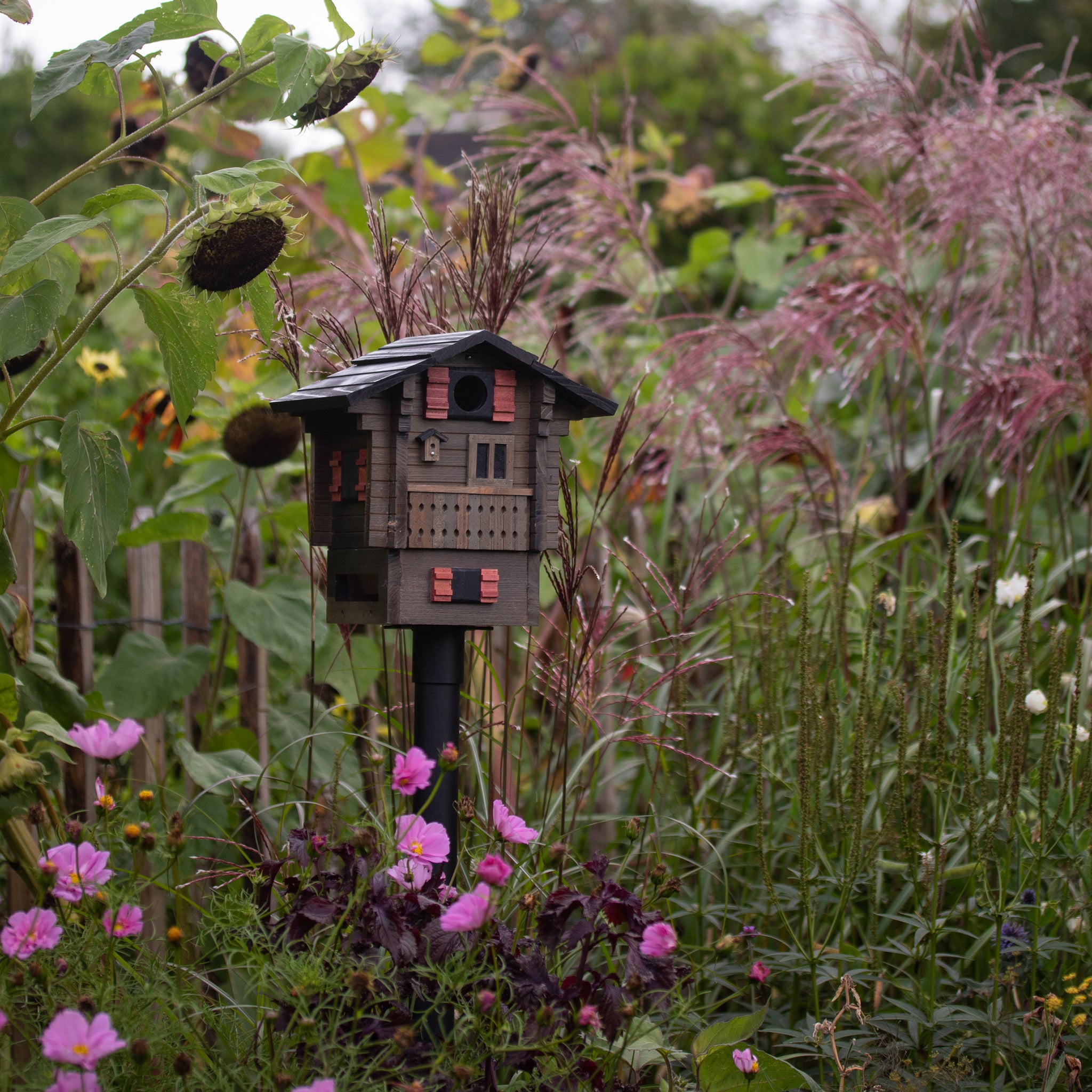 Multiholk Berghut Vogelhuisje│art. WG215│Wildlife Garden│op metalen paal in tuin met bloemen
