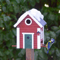 Multiholk Red Cottage Vogelhuis│Wildlife Garden│art. WG101│op houten paal met vogeltje en sneeuw op dak