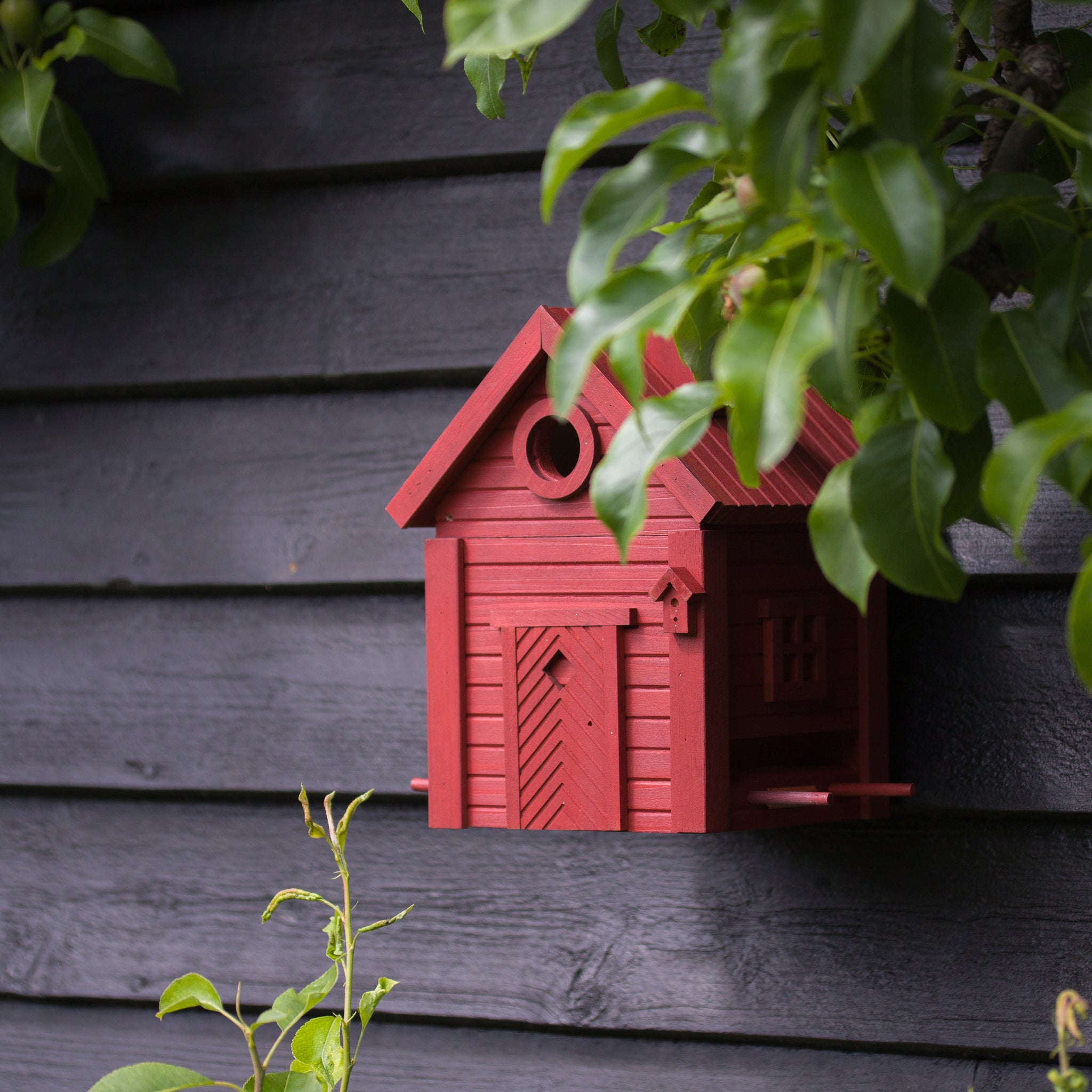 Multiholk Red Earth Vogelhuis│Wildlife Garden│art. WG1125│tegen zwart schuurtje met struiken