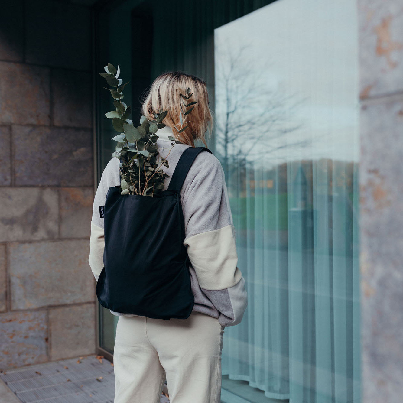 Notabag Zwart│art. NB-O-BK5│vrouw met rugzak met bloemen