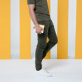 Man met opgevouwen Notabag Golden Stripes voor geel/witte achtergrond
