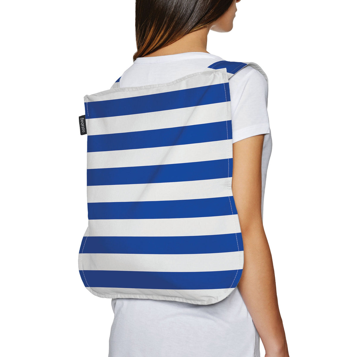Vrouw draagt Notabag Marine Stripes rugzak tegen witte achtergrond