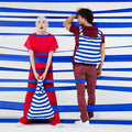 Man en vrouw met Notabag Marine Stripes tussen blauwe stroken stof