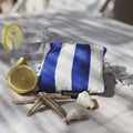 Notabag Marine Stripes opgevouwen op een buitentafel