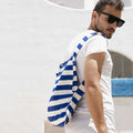 Notabag Marine Stripes│art. NB-P-ST5│man met rugzak voor wit gebouw