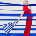 Notabag Marine Stripes│art. NB-P-ST5│vrouw met shopper tas tussen blauwe stroken stof