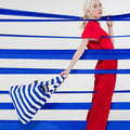 Vrouw met Notabag Marine Stripes shopper tussen blauwe stroken stof