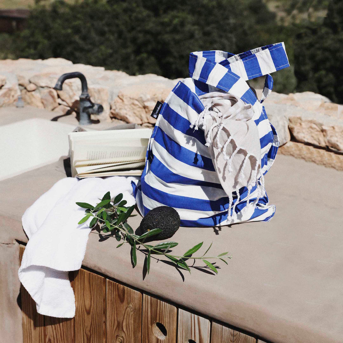 Notabag Marine Stripes shopper op een buitenkeuken