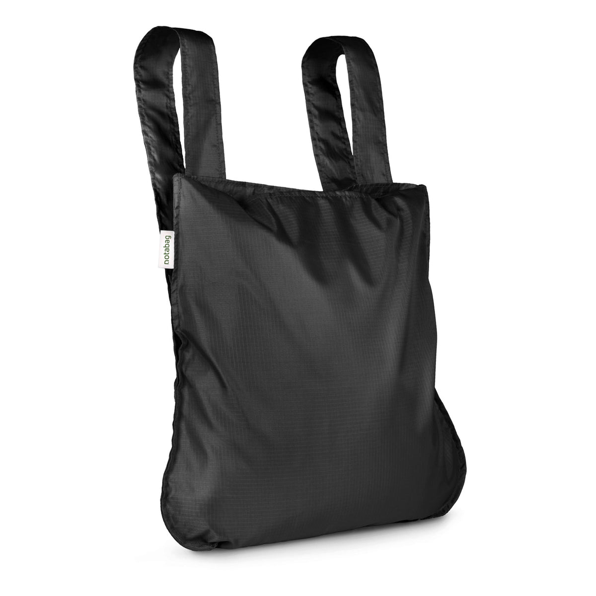 Notabag Recycled Schwarz als Rucksack vor weißem Hintergrund