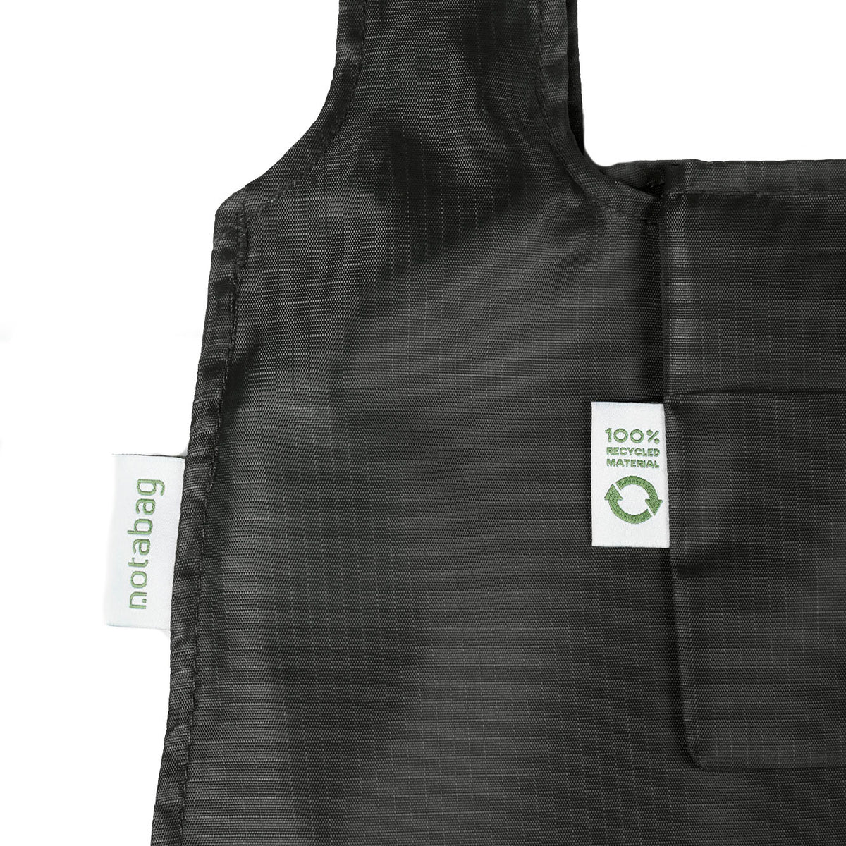 Detail des Materialetiketts von Notabag Recycled Schwarz