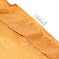 Detail van het waterafstotende label van Notabag Recycled Mosterd Geel
