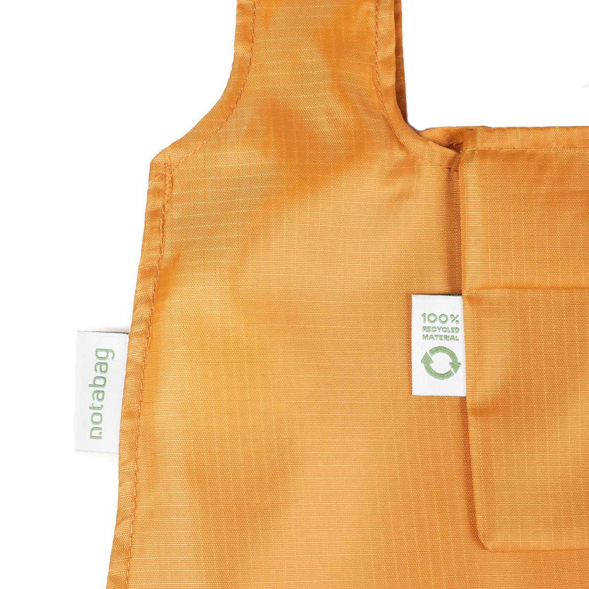 Detail van het materiaallabel van Notabag Recycled Mosterd Geel