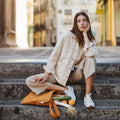 Vrouw met Notabag Recycled Mosterd Geel shopper vol groenten op een stenen trap