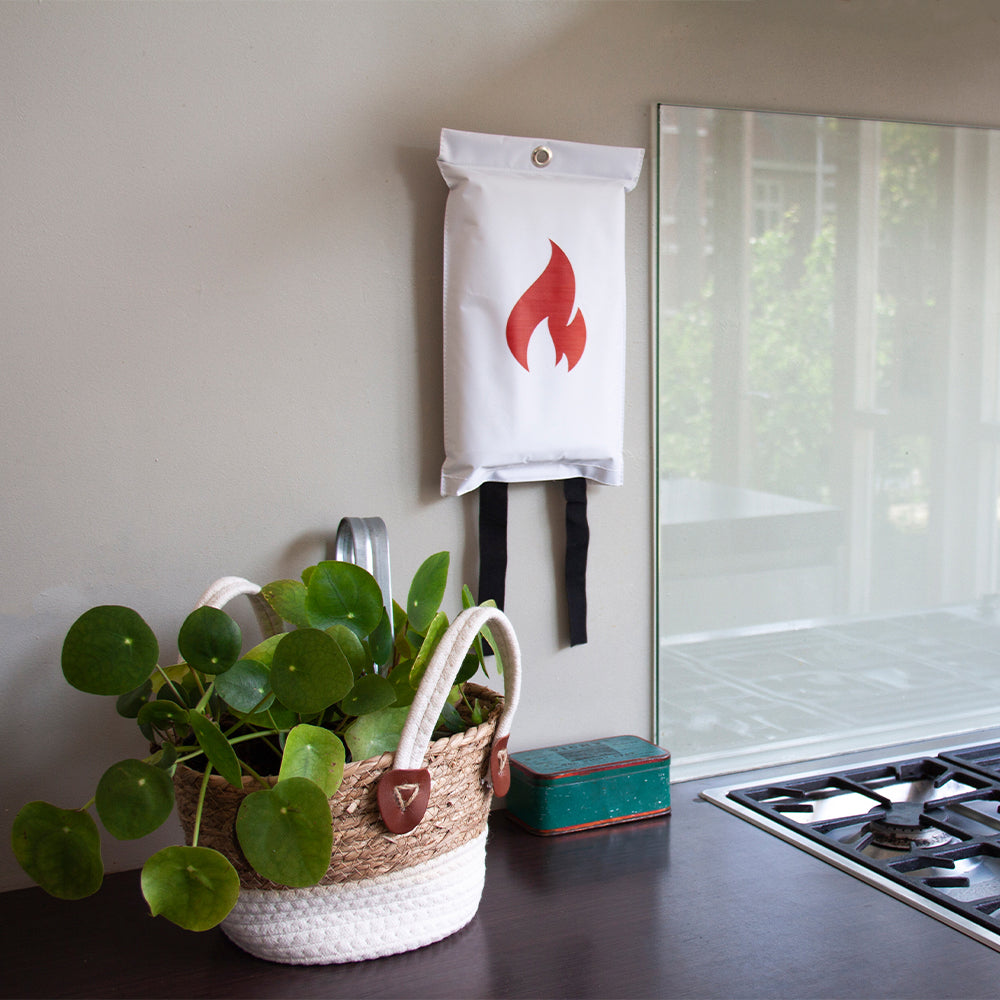 Blusdeken Fames Naaais│art. FB01FLA│op wand in keuken naast fornuis