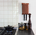 Blusdeken Vegan Cognac Naaais│Fire Blanket kunstleer│art. FB02COG│naast gasfornuis en pepermolen