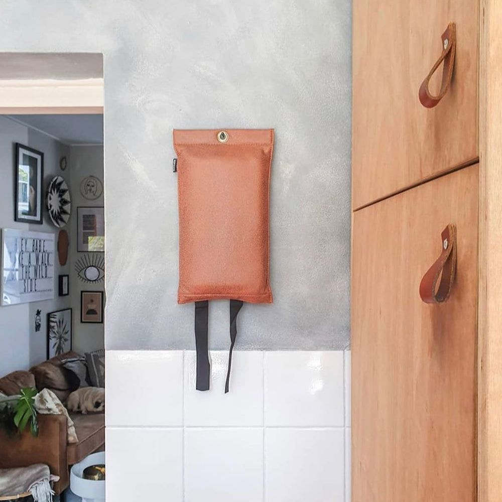 Blusdeken Vegan Cognac Naaais│Fire Blanket kunstleer│art. FB02COG│voorkant met witte achtergrond