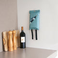 Blusdeken Wijn Naaais│Fire Blanket│art. FB01DAW│tegen keukenwand naast fles wijn