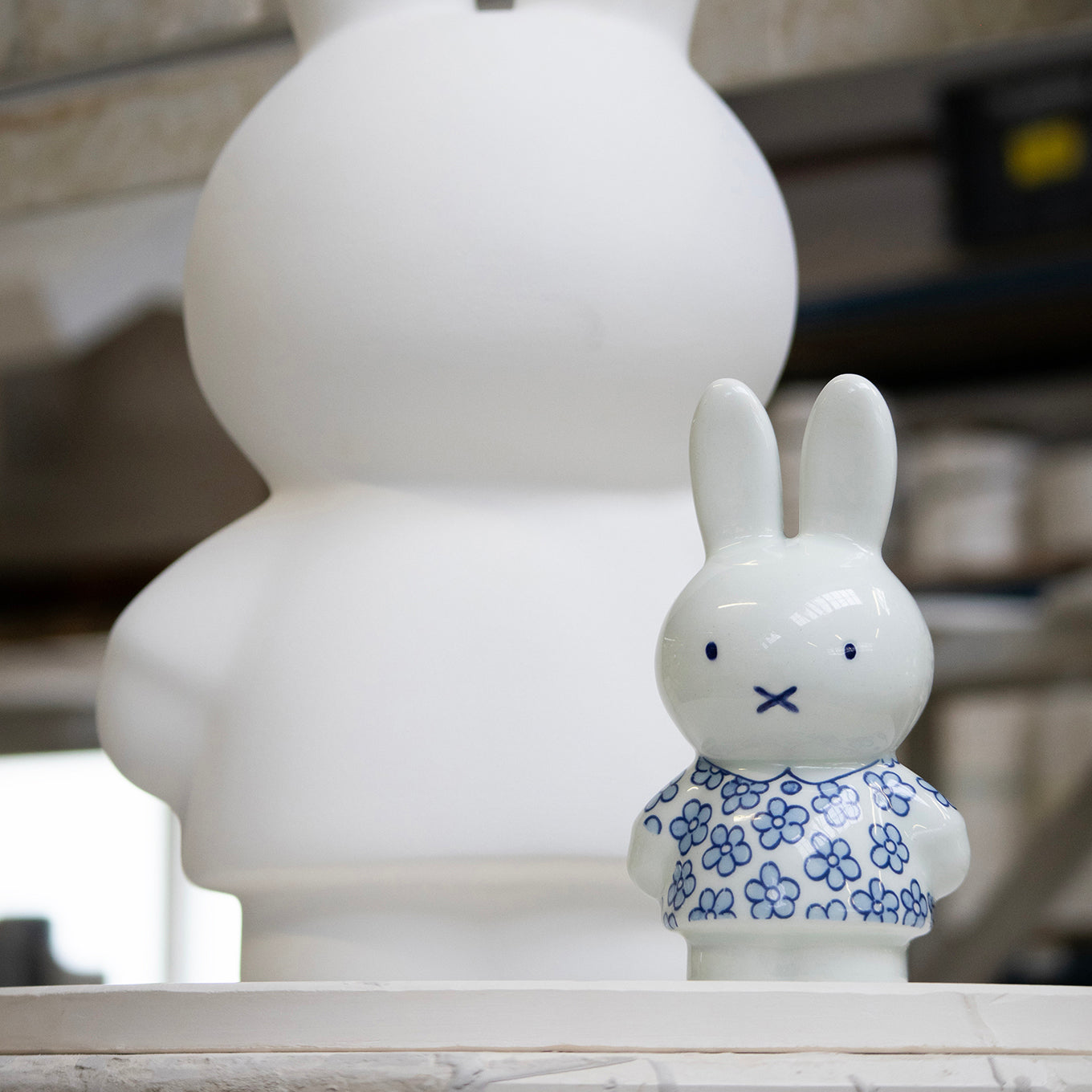 Nijntje Delfts Blauw Porselein│Feestjurk│Royal Delft│art. 46202900│naast grote witte onbeschilderde versie