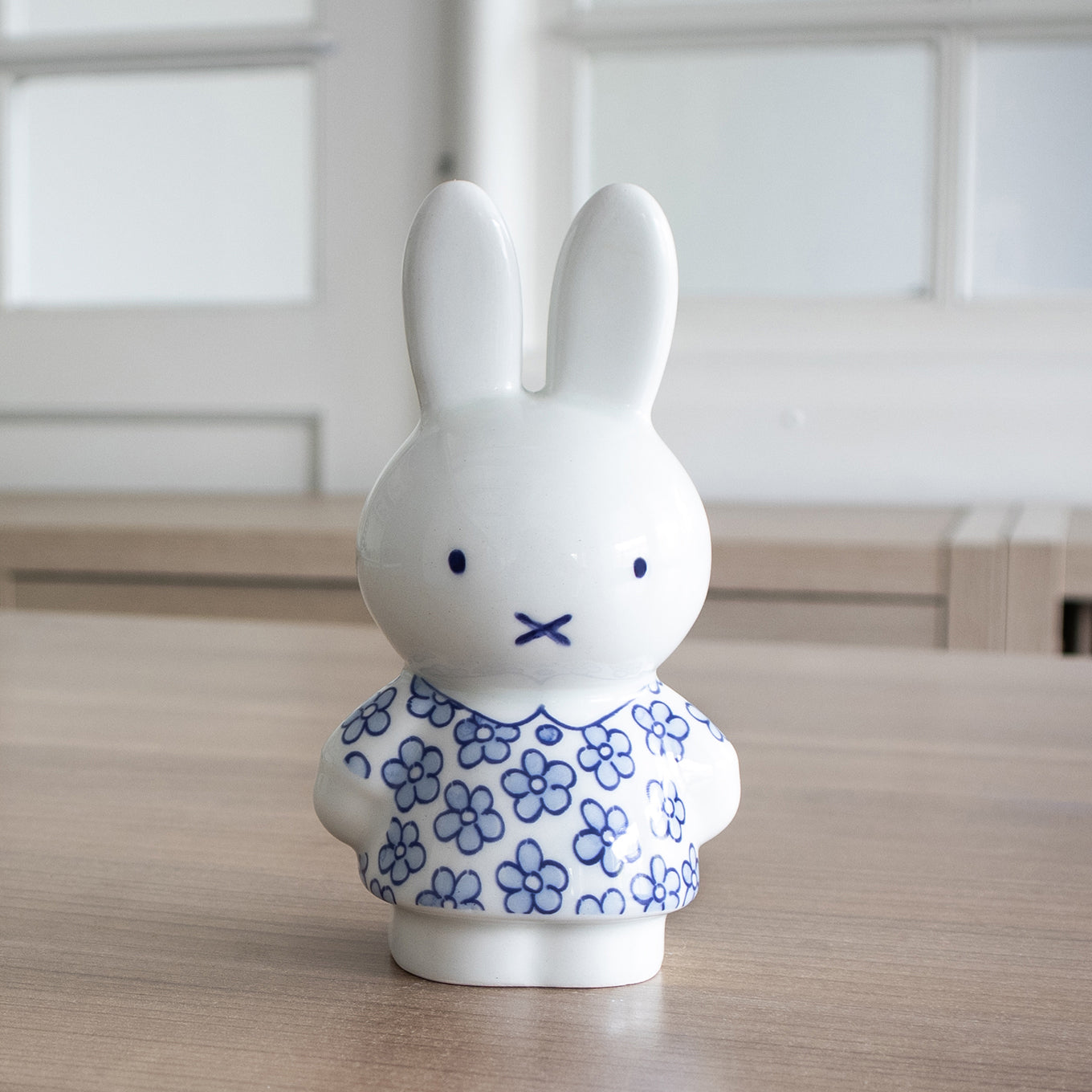 Nijntje Delfts Blauw Porselein│Feestjurk│Royal Delft│art. 46202900│op houten tafel