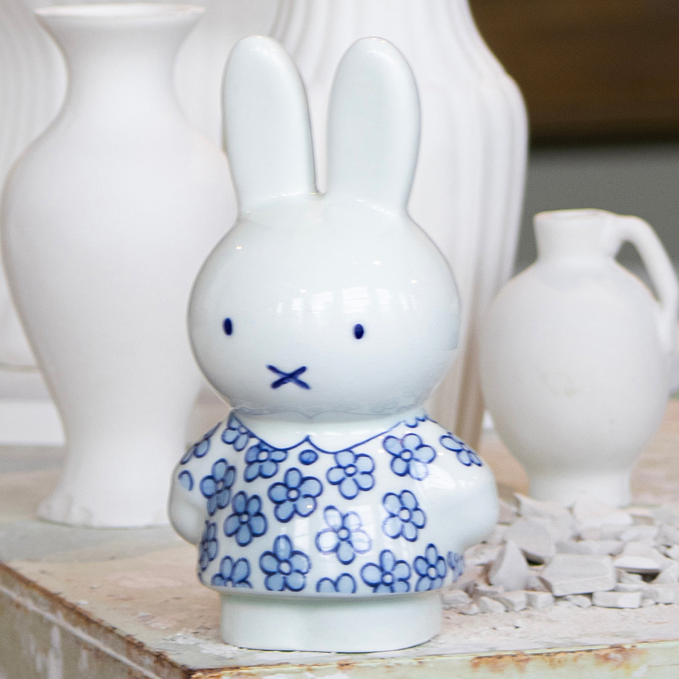 Nijntje Delfts Blauw Porselein│Feestjurk│Royal Delft│art. 46202900│close-up in werkplaats