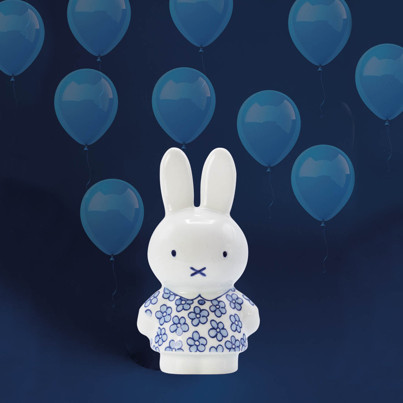 Nijntje Delfts Blauw Porselein│Feestjurk│Royal Delft│art. 46202900│met ballonnen op achtergrond