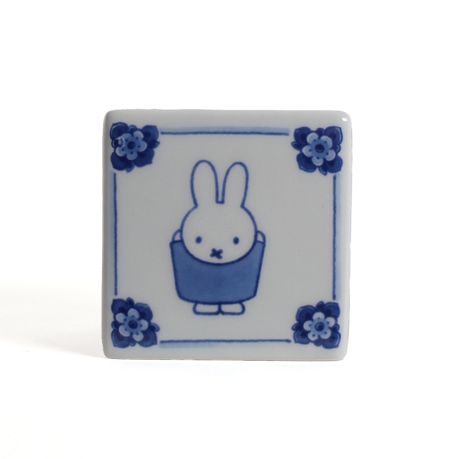 Nijntje Spaarpot Kubus Royal Delft│Delfts Blauw│art. 46200800│voorkant met handen omhoog