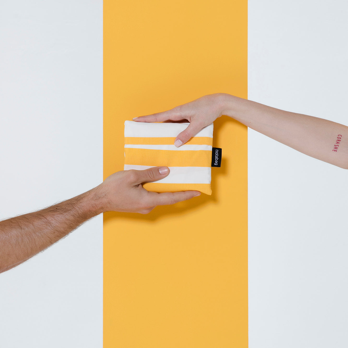 Notabag Golden Stripes│art. NB-P-GST5│man vrouw houden opgevouwen versie vast