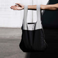 Lussen van Notabag Grijs & Zwart shopper over de arm gedragen