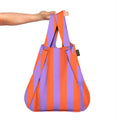 Notabag Red & Purple Stripes shopper vastgehouden in de hand