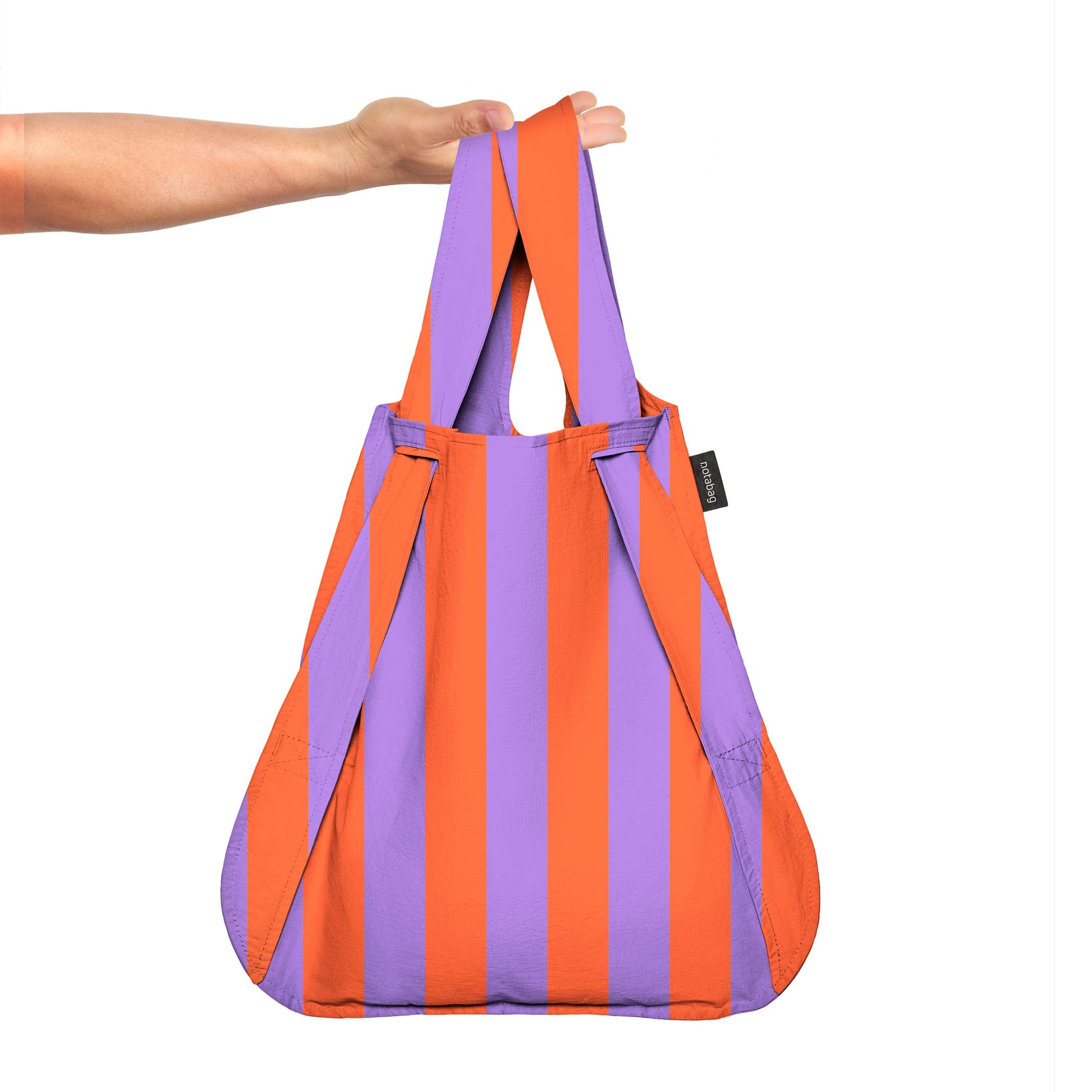 Notabag Red & Purple Stripes shopper vastgehouden in de hand
