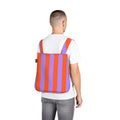 Man draagt Notabag Red & Purple Stripes rugzak tegen witte achtergrond