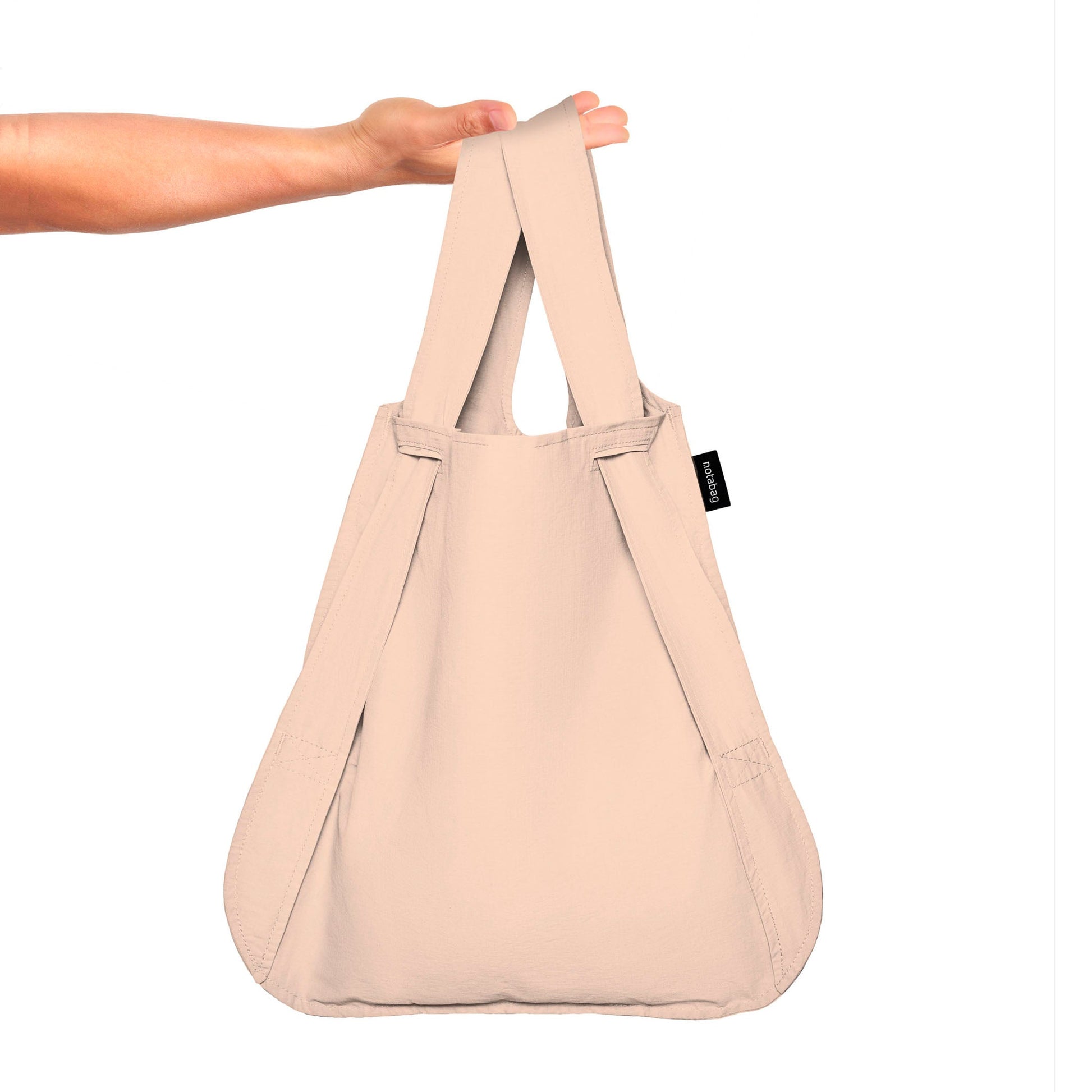 Notabag Sand Shopper-Tasche in der Hand gehalten