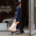 Notabag Sand│art. NB-O-SD5│vrouw draagt shopper met stokbrood