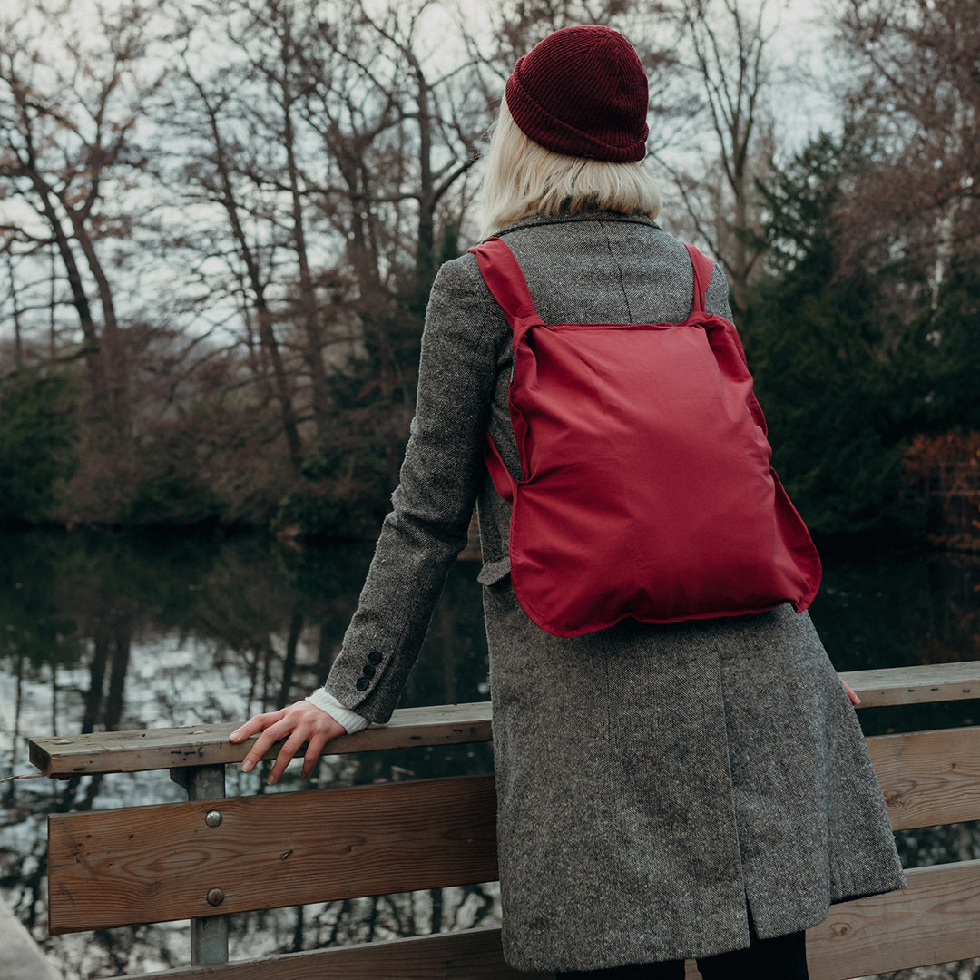 Weinrote Notabag als Shopper-Tasche vor weißem Hintergrund