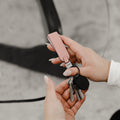 Obitkey Loop Roze│Sleutelhanger Leer│art. PLK1-CCY-101│in hand met sleutels