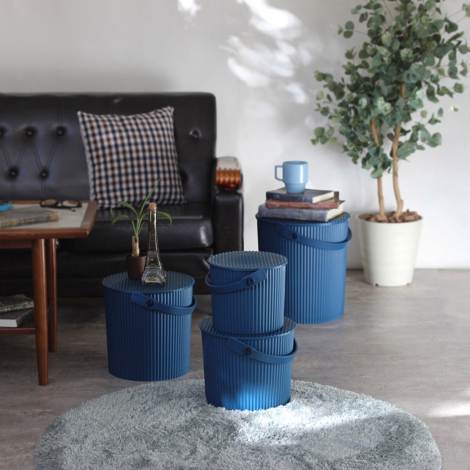 Opbergemmer Omnioutil Medium Grijs│Hachiman│art. 235798│diverse blauwe maten in huiskamer