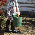 Opbergemmer Omnioutil large Grijs│Hachiman│art. 235804│groene versie in hand met tuingereedschap