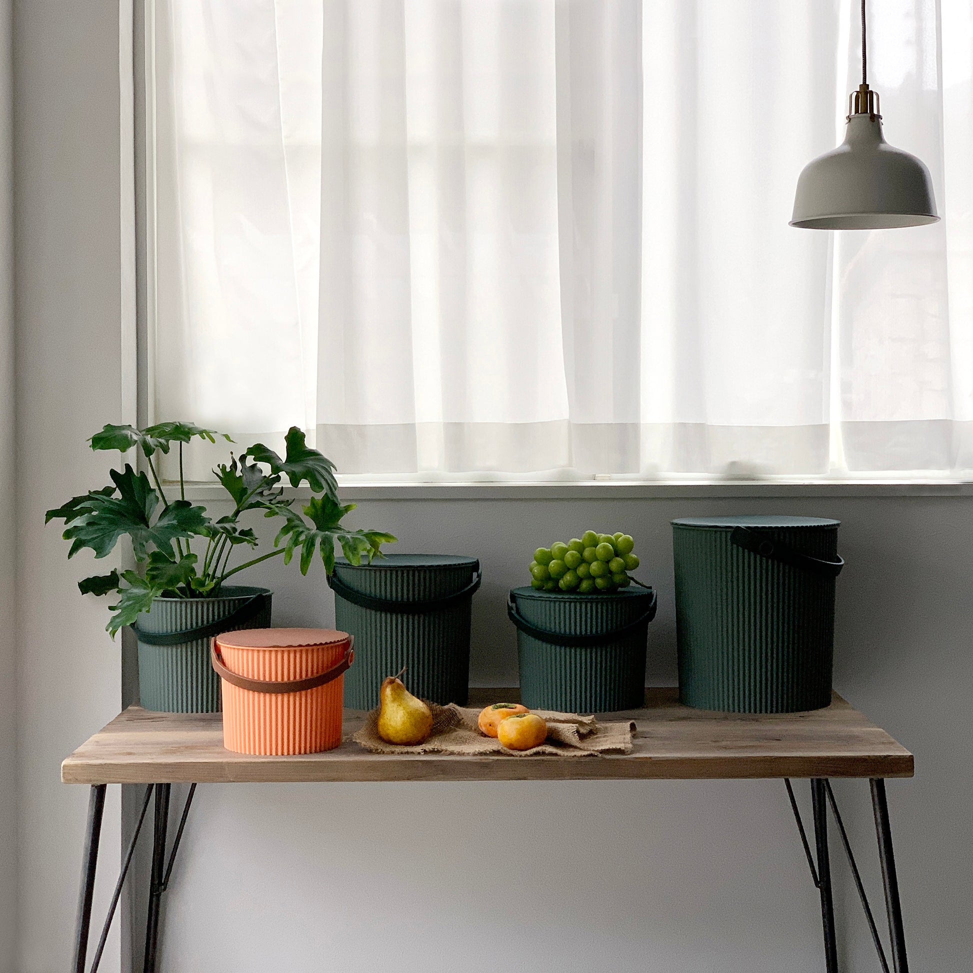 Opbergemmer Omnioutil Small Donkergroen│Hachiman│art. 108900│diverse maten op houten tafel