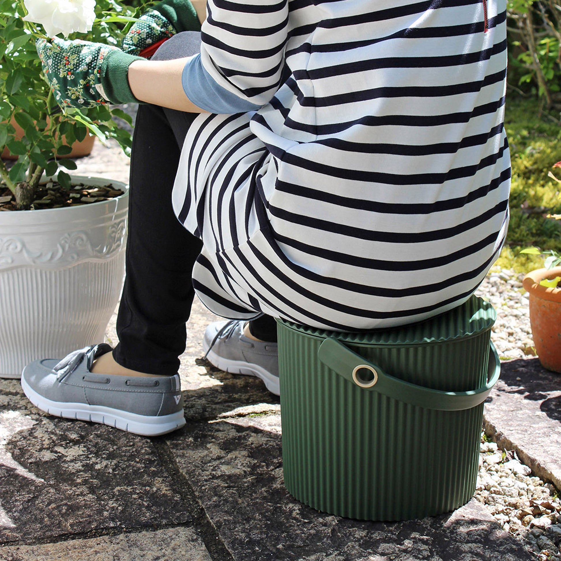 Opbergemmer Omnioutil Medium Donkergroen│Hachiman│art. 108924│vrouw zitten op emmer in tuin