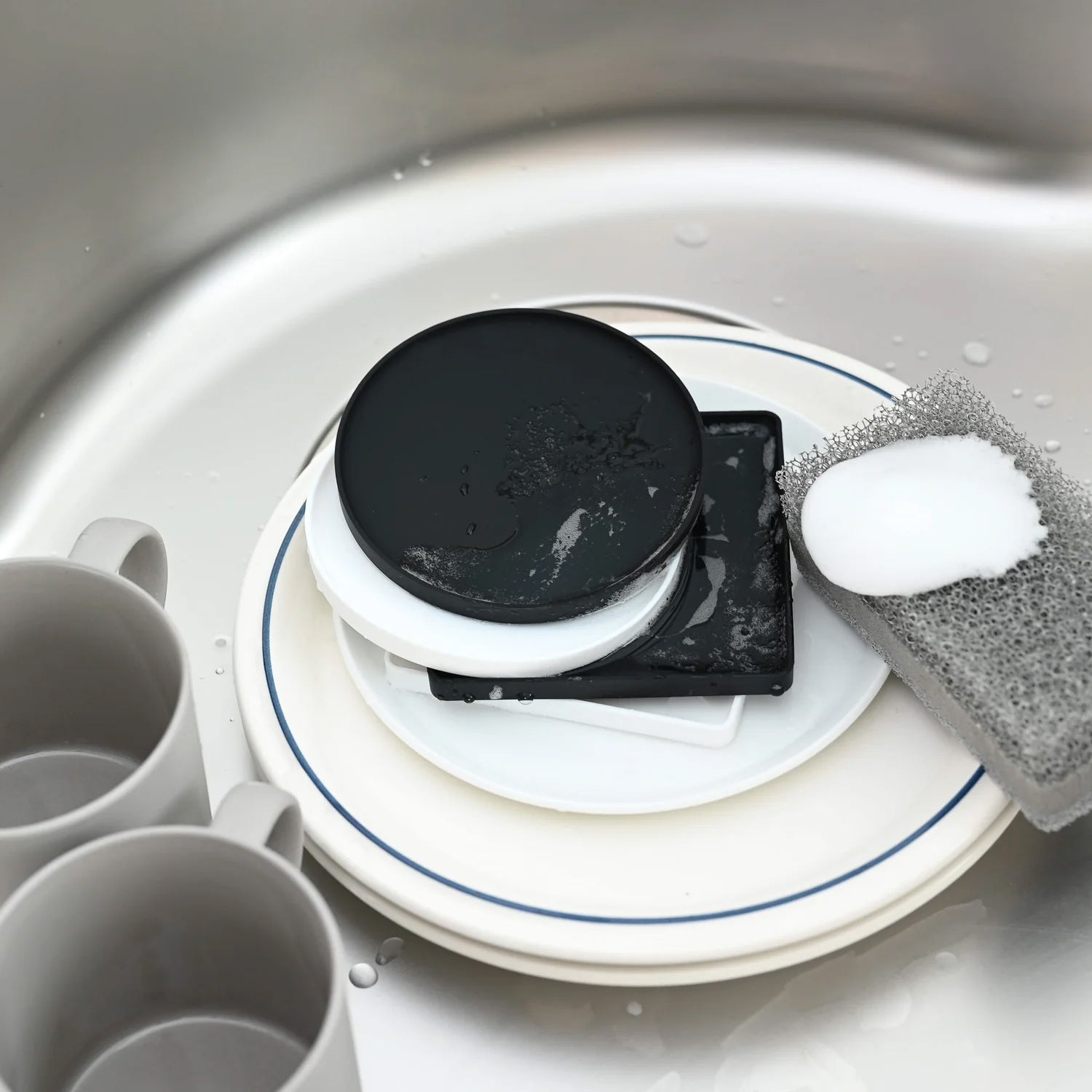 Onderzetter Siliconen wit Yamazaki│art. 02538│met zwarte versie in wasbak