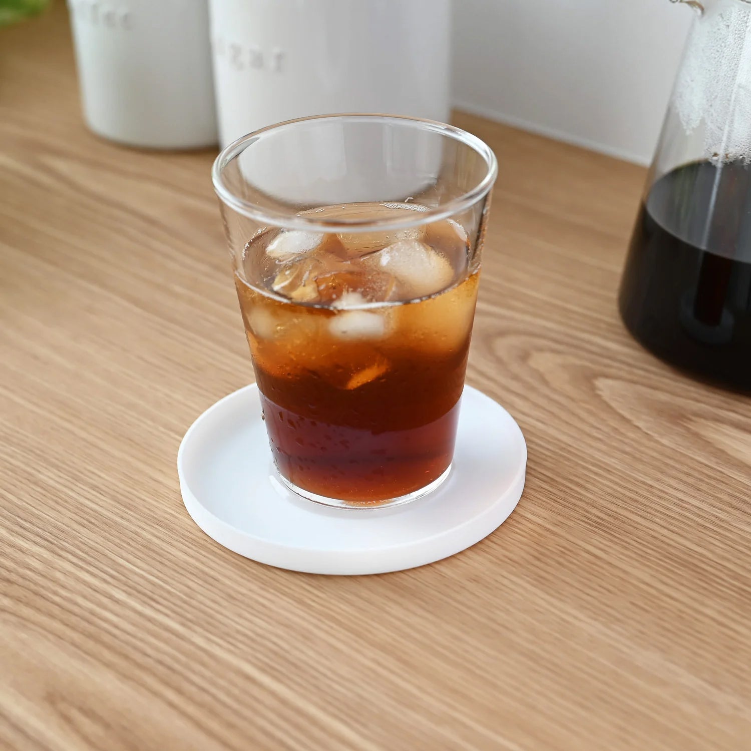 Onderzetter Siliconen wit Yamazaki│art. 02538│met glas cola op houten tafel