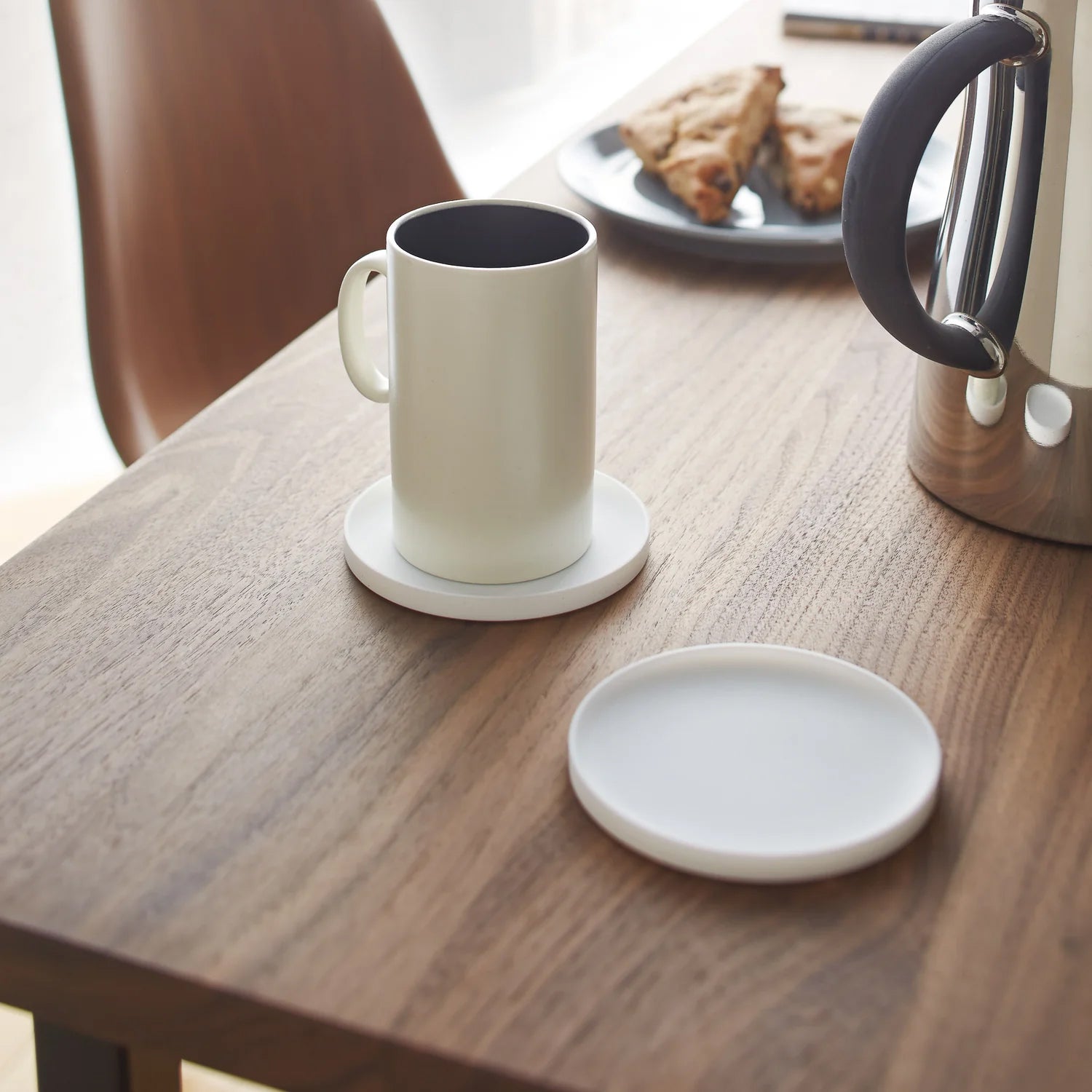 Onderzetter Siliconen wit Yamazaki│art. 02538│met theekop op houten tafel