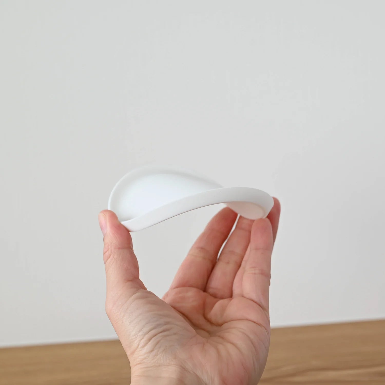 Onderzetter Siliconen wit Yamazaki│art. 02538│gebogen in hand