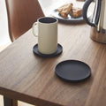 Tower onderzetter Siliconen Zwart│Yamazaki│art. 025393│op houten tafel met theekop