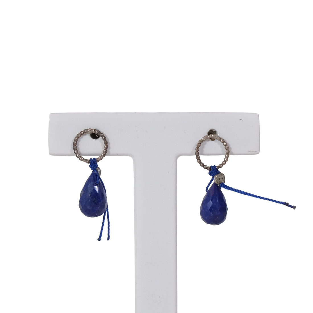 Oorbellen Memento Eva Schreuder│close-up op standaard