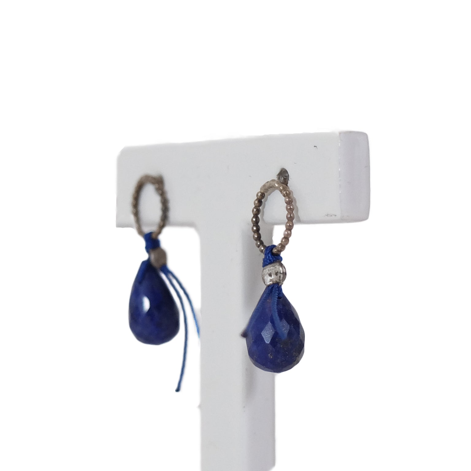 Oorbellen Memento Eva Schreuder│zijaanzicht op standaard